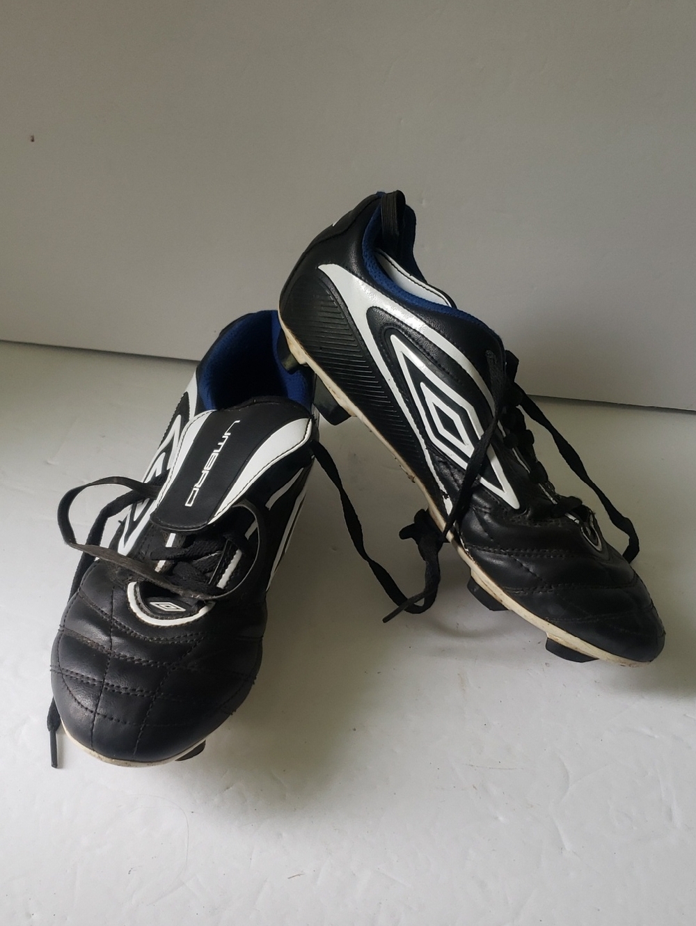 Umbro Corsica Cleats Black & White Size 7 MFW00327